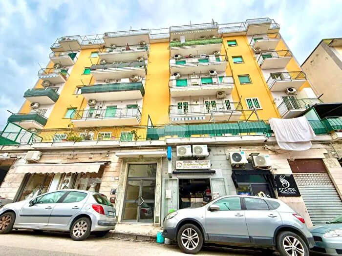 Appartamento trilocale in vendita in Via Diomede Carafa, Napoli