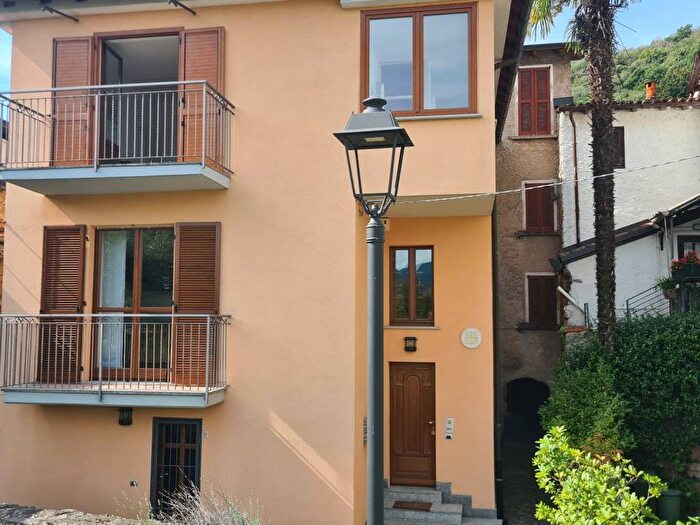 Appartamento trilocale in vendita in Via San Martino, Centro, Brusimpiano