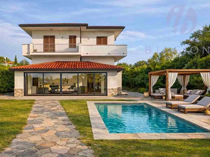 Casa con 6 locali in vendita in Pietrasanta