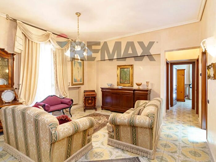 Casa con 9 locali in vendita in Via Mentana, Scicli