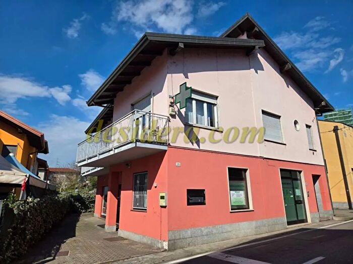 Casa con 7 locali in vendita in Castelletto Sopra Ticino