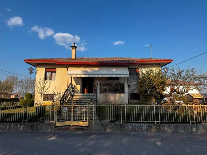 Casa quadrilocale in vendita in Via Vincenzo Carraro, Este