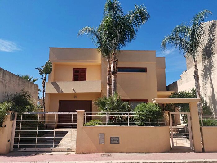 Casa con 9 locali in vendita in Via Fiesole Custonaci, Custonaci