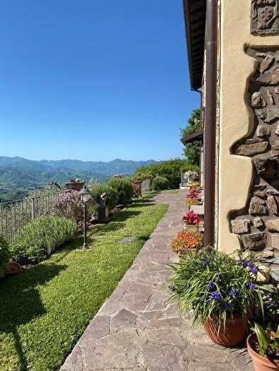 Casa con 8 locali in vendita in Fivizzano