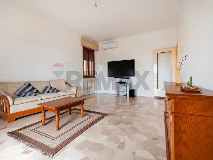 Appartamento trilocale in vendita in Via Poma, Lonate Pozzolo