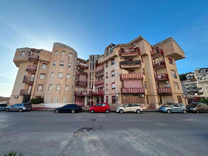 Appartamento con 7 locali in vendita in Via Gabriele Amico Valenti Caltanissetta, Caltanissetta