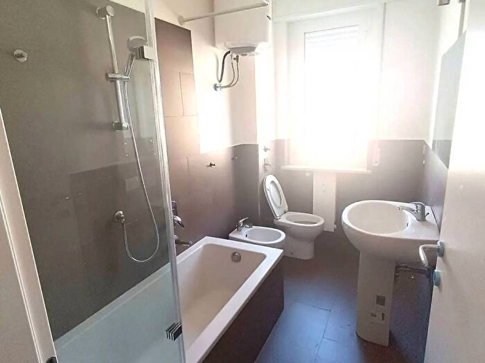 Appartamento trilocale in affitto in Via Andrea Maffei, Montenero, Milano