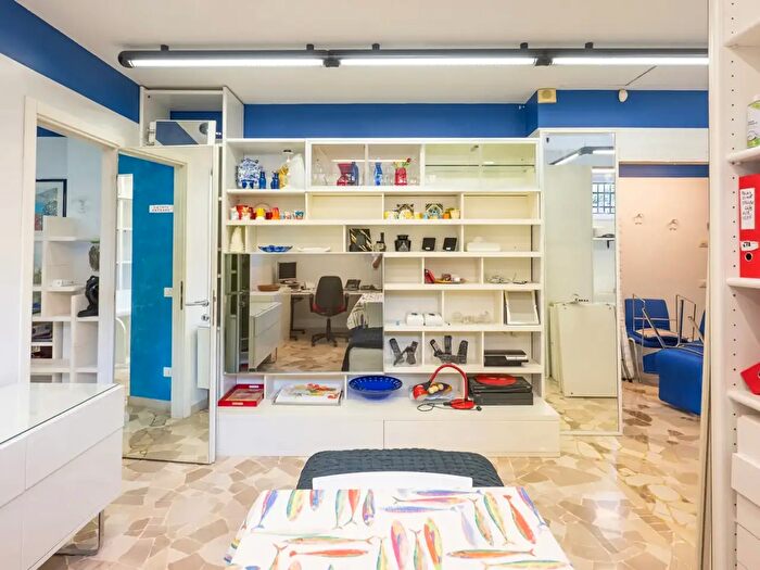 Appartamento quadrilocale in vendita in Via Tortona, Milano