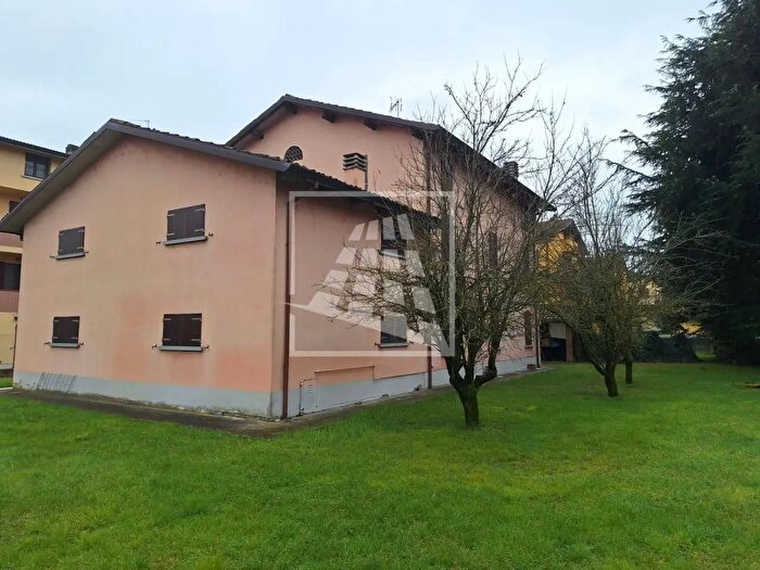 Casa con 5 locali in vendita in Via Martiri della Bettola, Reggio Emilia