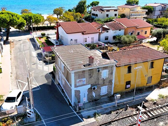 Appartamento con 6 locali in vendita in Viale San Giacomo, Calopezzati