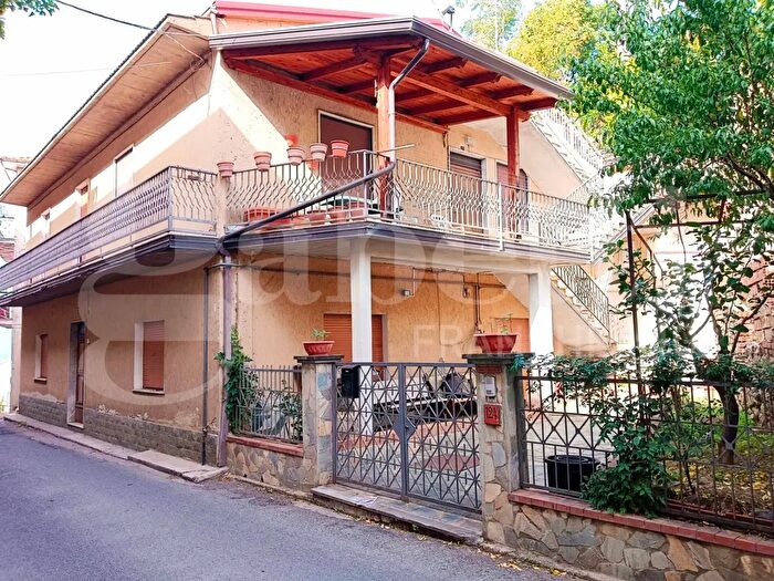 Casa con 7 locali in vendita in Via S Leo, Luzzi