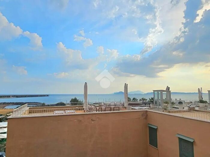 Appartamento trilocale in vendita in Via di Pozzuoli, Napoli