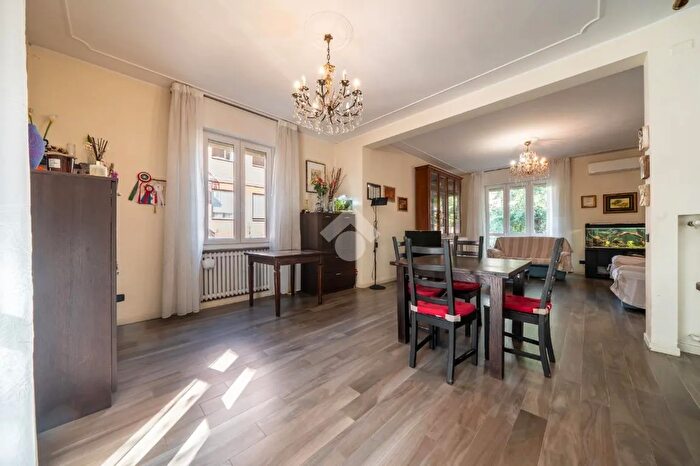 Casa con 6 locali in vendita in Via Adria, Modena