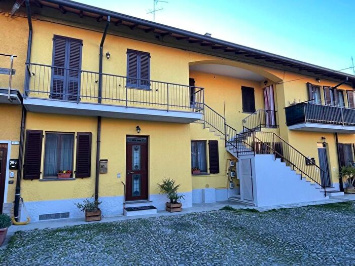 Appartamento trilocale in affitto in Via Gaetano Donizetti, Corrada, Usmate Velate