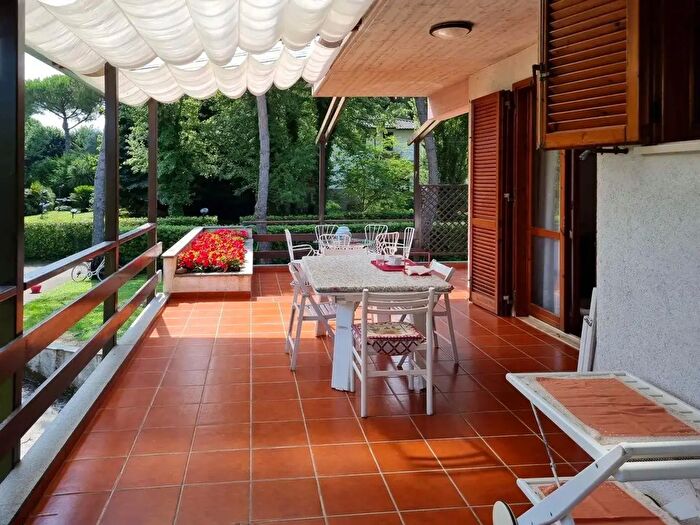 Casa con 16 locali in vendita in Massa