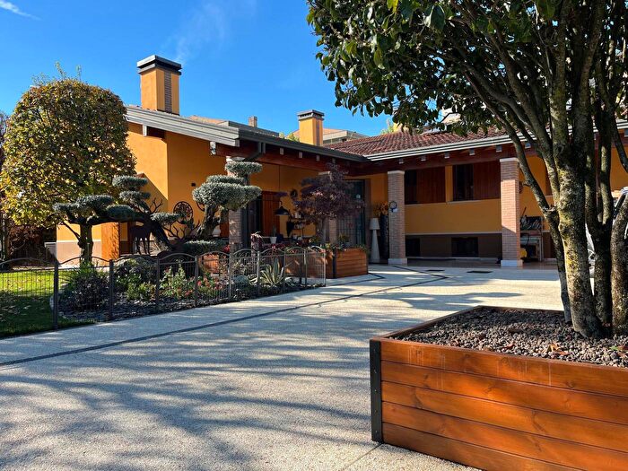 Casa con 12 locali in vendita in Via Andretto Attilio, Sandrigo