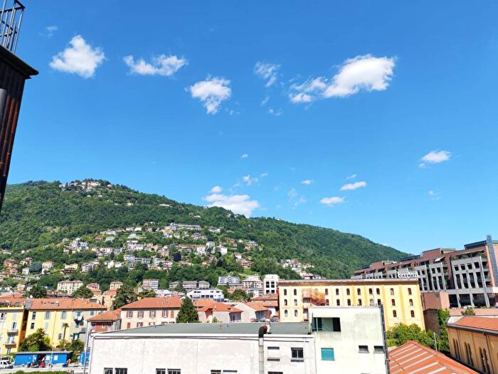 Appartamento trilocale in affitto in Borghi, Como