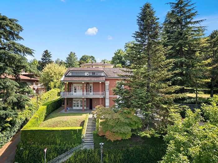 Casa con 12 locali in vendita in Via Cassinasco, Canelli