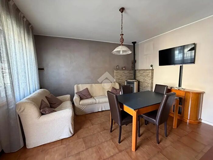 Appartamento trilocale in vendita in Via Giuseppe Garibaldi, Osio Sotto