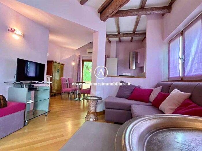 Appartamento con 5 locali in affitto in Vittoria Apuana, Forte dei Marmi