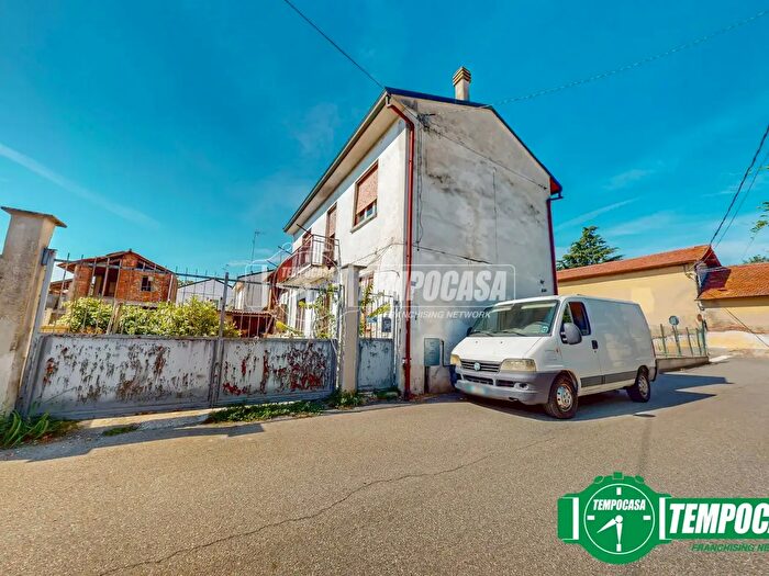 Casa con 6 locali in vendita in Bozzole