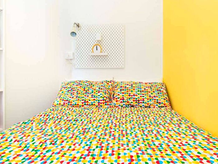 Appartamento quadrilocale in affitto in Via Luigi Scrosati, Lorenteggio, Milano