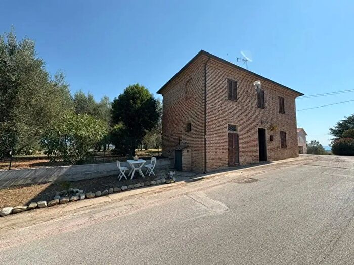 Casa quadrilocale in vendita in Castiglione Del Lago