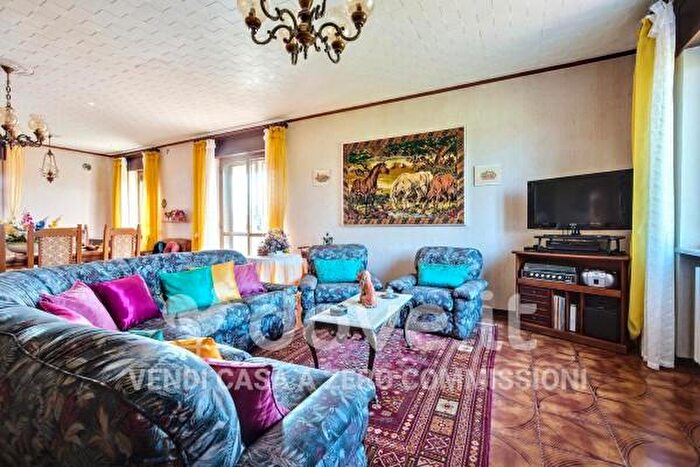 Appartamento con 6 locali in vendita in Via Cascinini, Momo