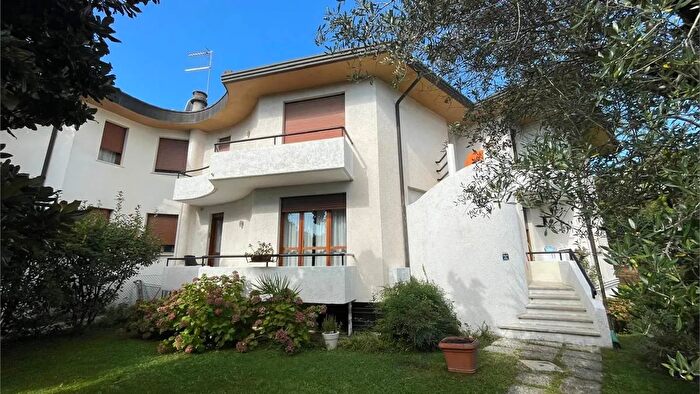 Appartamento quadrilocale in vendita in Montebelluna Via Monte Pelmo, Montebelluna