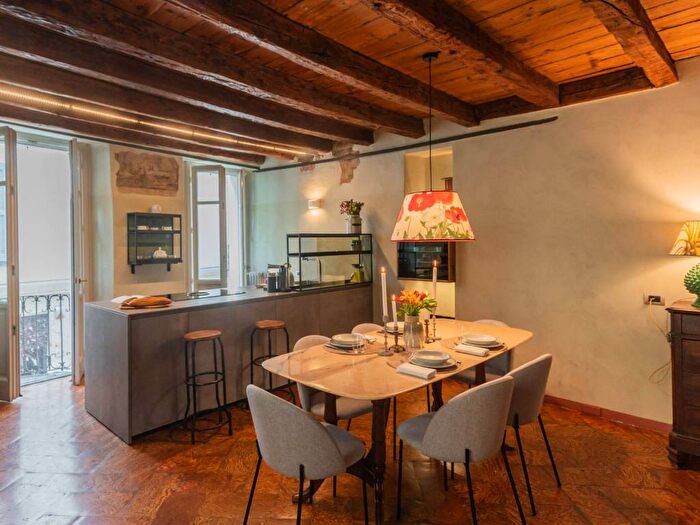 Appartamento quadrilocale in affitto in Via Pantero Pantera, Centro Storico, Como