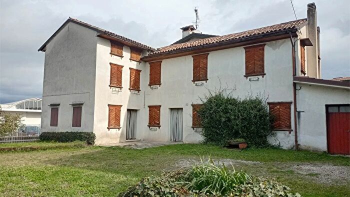 Casa con 5 locali in vendita in Sernaglia della Battaglia Falzè di Piave Via Donatori del Sangue, Montebelluna