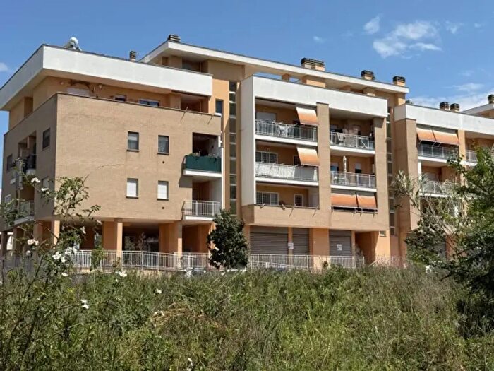 Appartamento trilocale in vendita in Via Raffaello Liberti, Roma