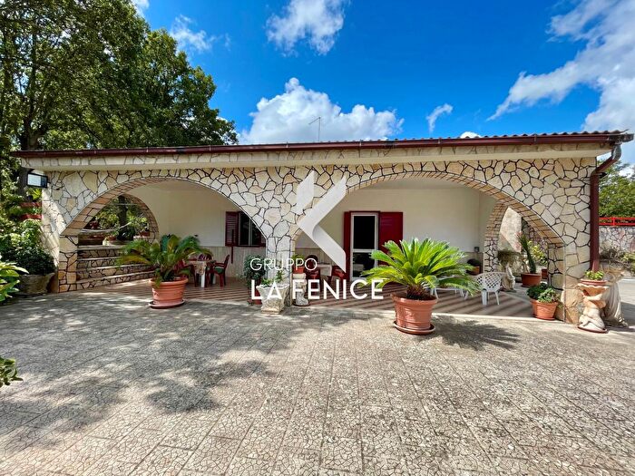 Casa con 6 locali in vendita in Cda Parco Tallinaio, Locorotondo