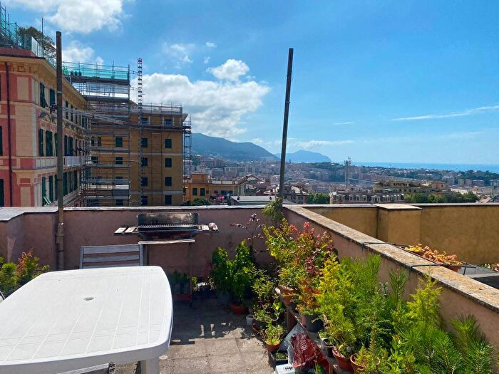 Casa trilocale in affitto in Via Contardo, Castelletto, Genova