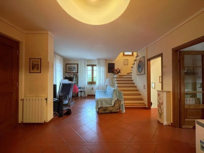 Casa con 8 locali in vendita in Camaiore