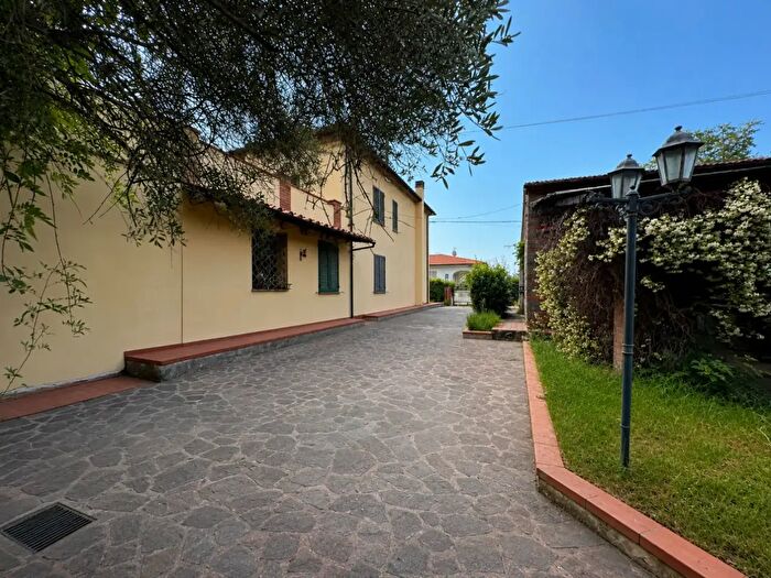 Casa con 7 locali in vendita in Larciano