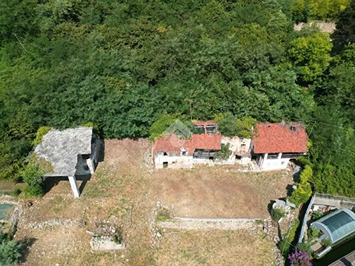 Casa con 5 locali in vendita in Via Umberto Pedrini, Revello