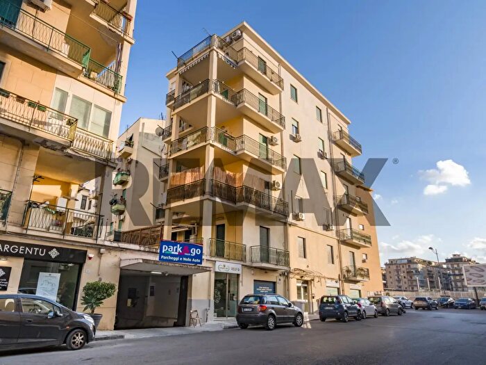 Appartamento trilocale in vendita in Via Rapisardi, Palermo