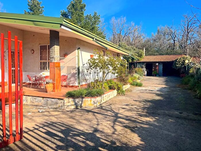 Casa quadrilocale in vendita in Via Rosario Livatino, Pedara