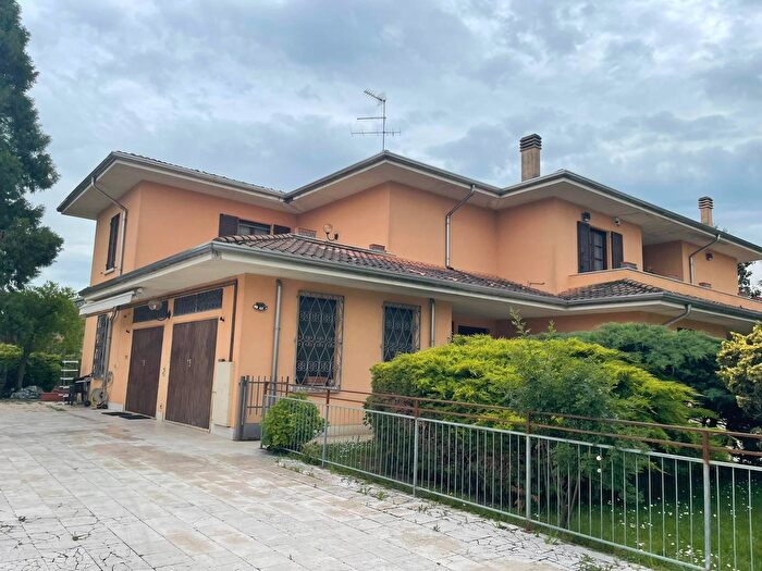 Appartamento con 5 locali in vendita in Via Levata, Curtatone