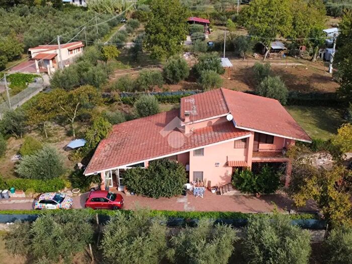 Casa con 6 locali in vendita in Via Gaetano Mattei, Cave