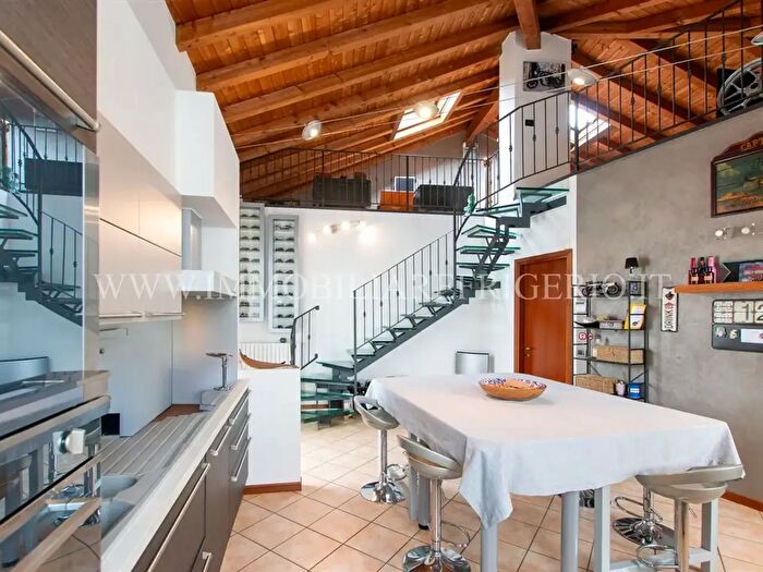 Appartamento trilocale in vendita in Via Alberto Abate, Ambivere