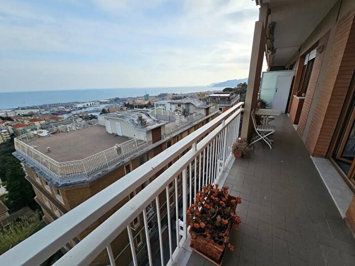 Appartamento con 5 locali in vendita in Via Visca, Savona