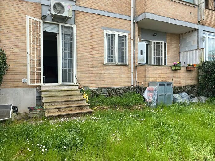 Appartamento trilocale in vendita in Via Busto Arsizio, Pomezia