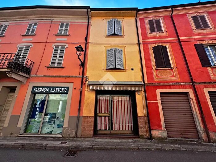 Casa con 6 locali in vendita in Via Paolo Ferrari, Sissa Trecasali
