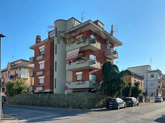 Appartamento con 7 locali in vendita in Via Lazio, Aprilia