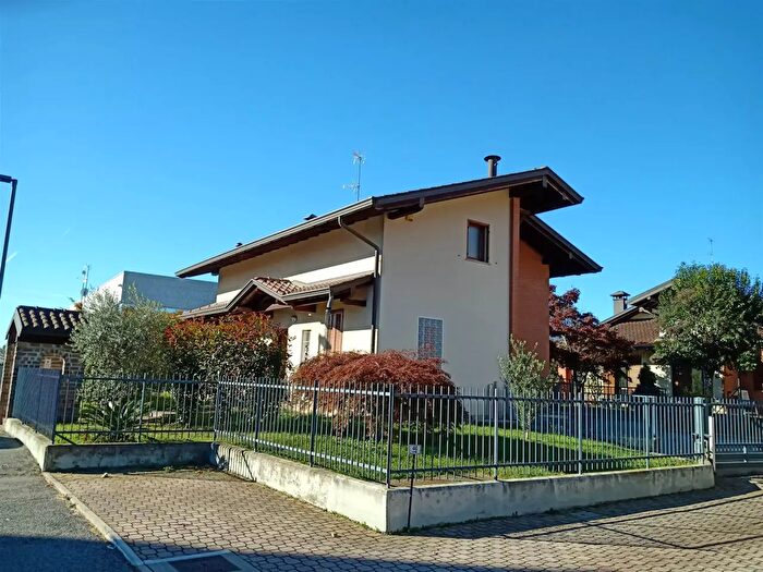 Casa con 7 locali in vendita in Via Bruno Ferrazzi, Cardano Al Campo