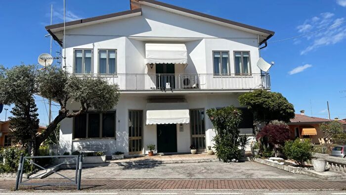 Casa con 6 locali in vendita in Via Arzere, Solesino