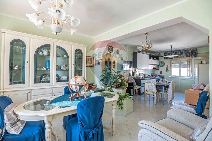 Appartamento con 7 locali in vendita in Viale Algeri, Siracusa