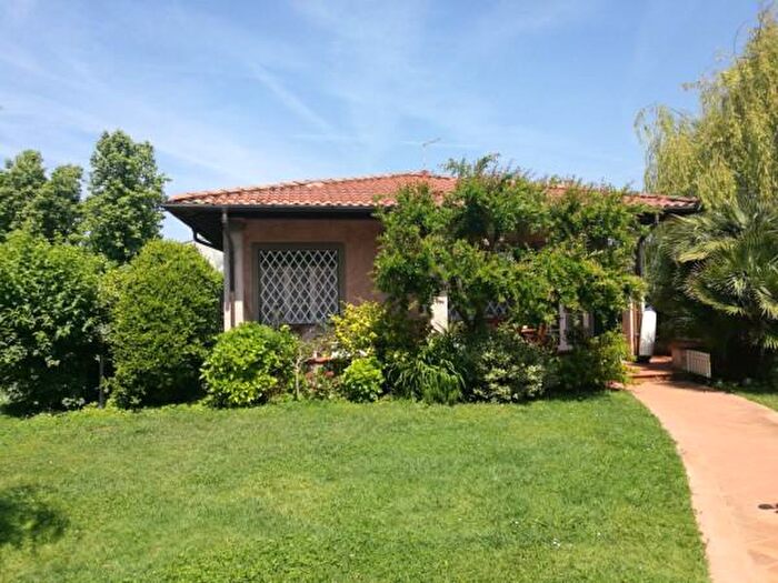 Casa con 6 locali in affitto in Forte Dei Marmi